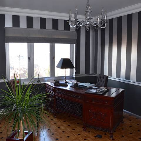 Bureau aux murs rayés